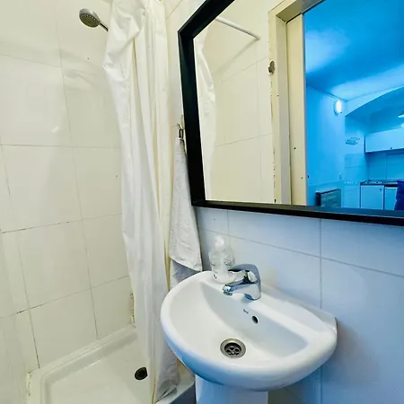 45 Center Basic 1 2 Apartment *